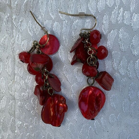3/$20 VINTAGE Red DANGLE Shell EARRINGS - Picture 1 of 1